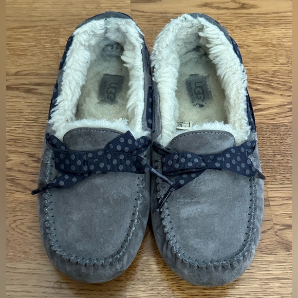 UGG Dakota 78 Moccasins Shearling Gray Suede Navy Blue Polk a Dot Ribbon Size 7 - Picture 3 of 13